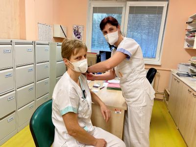 Nemocnice začíná očkovat praktické lékaře a zubaře