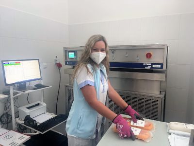 Nový šokový zmrazovač v Nemocnici AGEL Přerov zmrazí ročně tisíce litrů plazmy