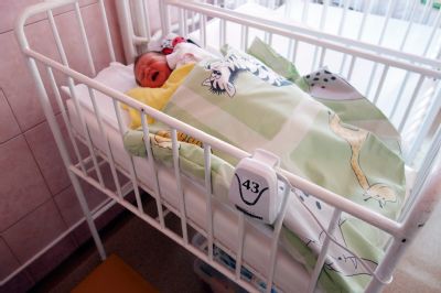Dvanáct nových přístrojů zajistí bezpečný spánek novorozenců v Nemocnici Přerov