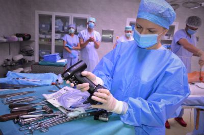 Lékaři Nemocnice AGEL Přerov operují s novými kostními vrtačkami