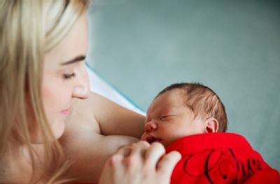 Dvojitá dávka blízkosti: Tandemové kojení pohledem maminky i porodní asistentky