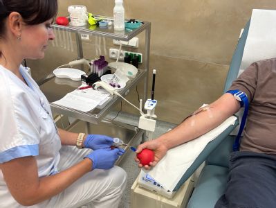 Voňavý začátek dne s dobrým skutkem: Snídaňový odběr s Pekárnou Racek přilákal přes 80 dárců